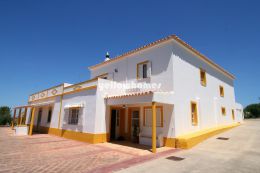 Spacious 6 bedroom villa in a quiet location near...